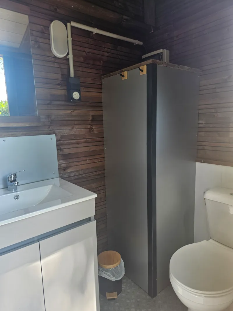 Emplacement Vip Face A L 'Etang Avec Salle De Bain Et Cuisine Privative