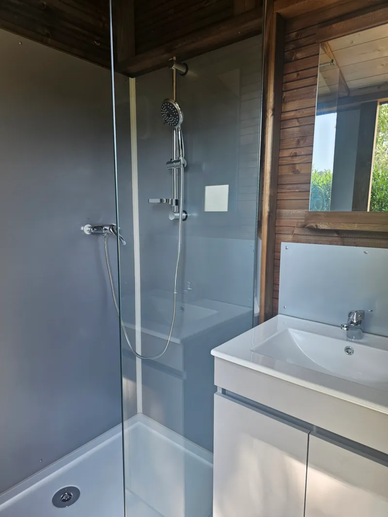 Emplacement Vip Face A L 'Etang Avec Salle De Bain Et Cuisine Privative