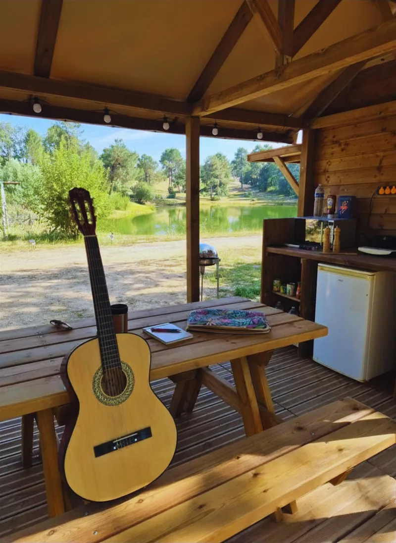 Emplacement Vip Face A L 'Etang Avec Salle De Bain Et Cuisine Privative