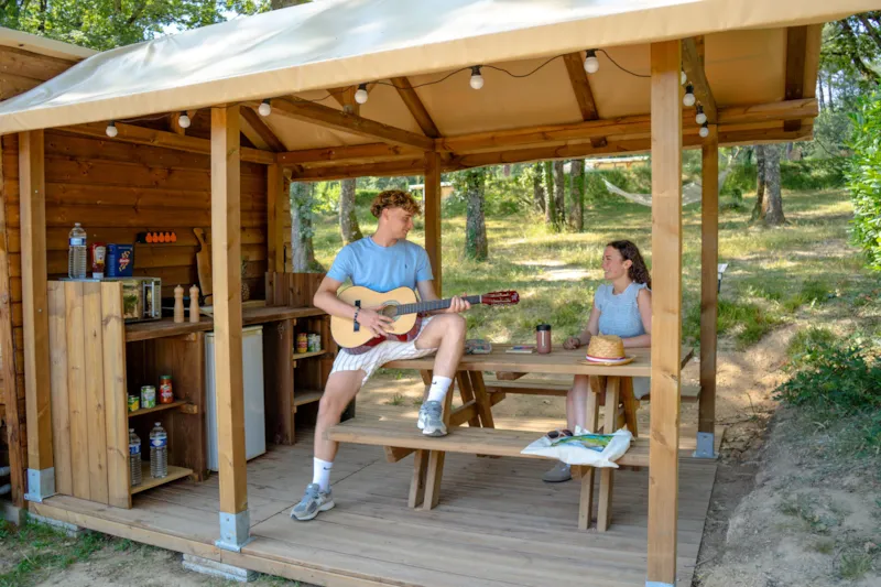 Emplacement Vip Face A L 'Etang Avec Salle De Bain Et Cuisine Privative