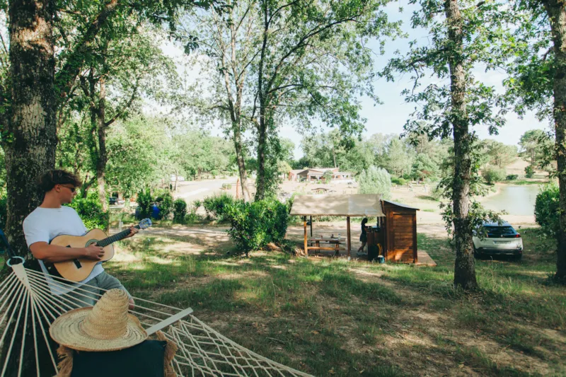 Emplacement Vip Face A L 'Etang Avec Salle De Bain Et Cuisine Privative