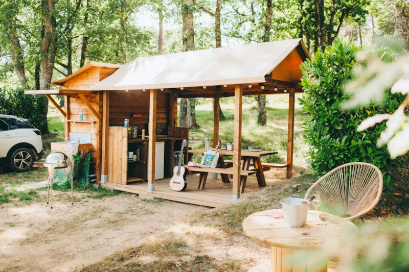 Emplacement Vip Face A L 'Etang Avec Salle De Bain Et Cuisine Privative