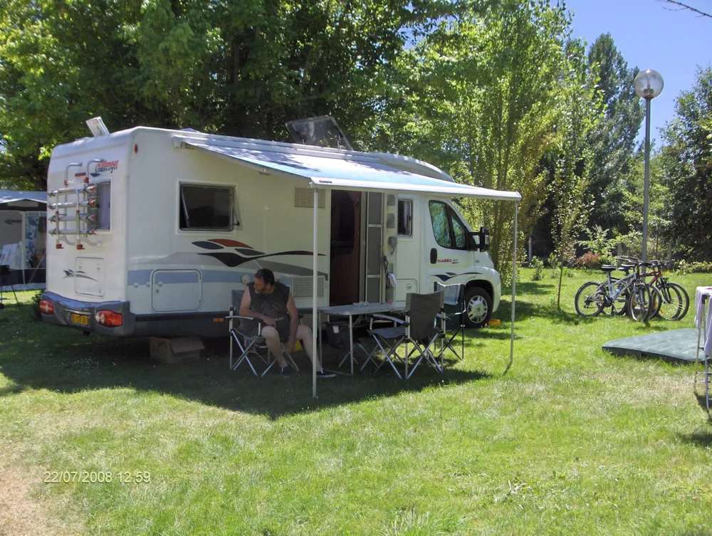 Emplacement - Forfait Camping Car (1 Emplacemet + 1 Camping Car + Électricité) - Camping Le Plein Air Neuvicois