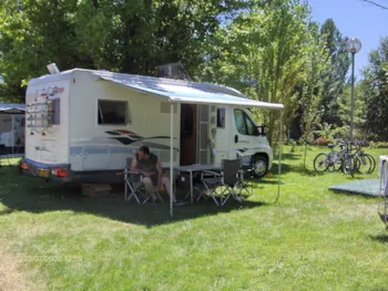 Stellplatz - Stellplatz + Wohnmobil - Camping Le Plein Air Neuvicois