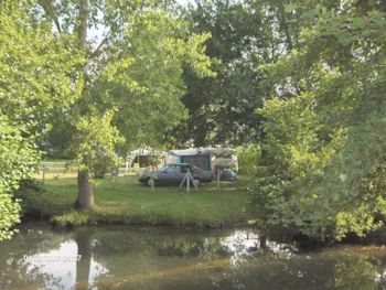 Stellplatz - Wohnmobilpaket (2 Person, 1 Stellplatz, 1 Fahrzeug) - Camping Le Plein Air Neuvicois