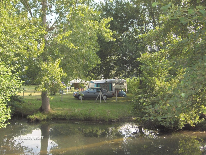 Forfait Campeur (2 Personnes, 1 Emplacement, 1 Véhicule, Électricité 10A)