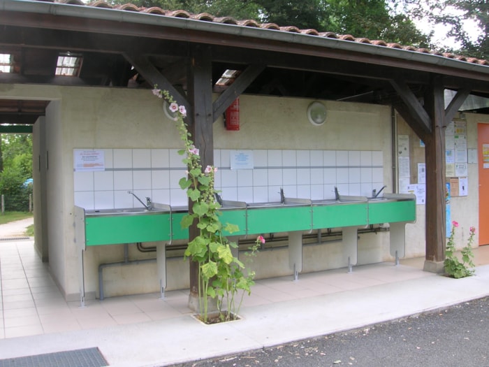 Forfait Campeur (2 Personnes, 1 Emplacement, 1 Véhicule, Électricité 10A)