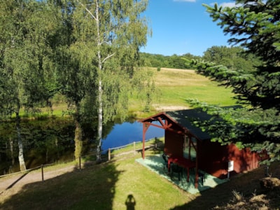 Nature Chalet – simplicity and view of the lake 2/4 people - 2 bedrooms - no bathroom facilities — 2