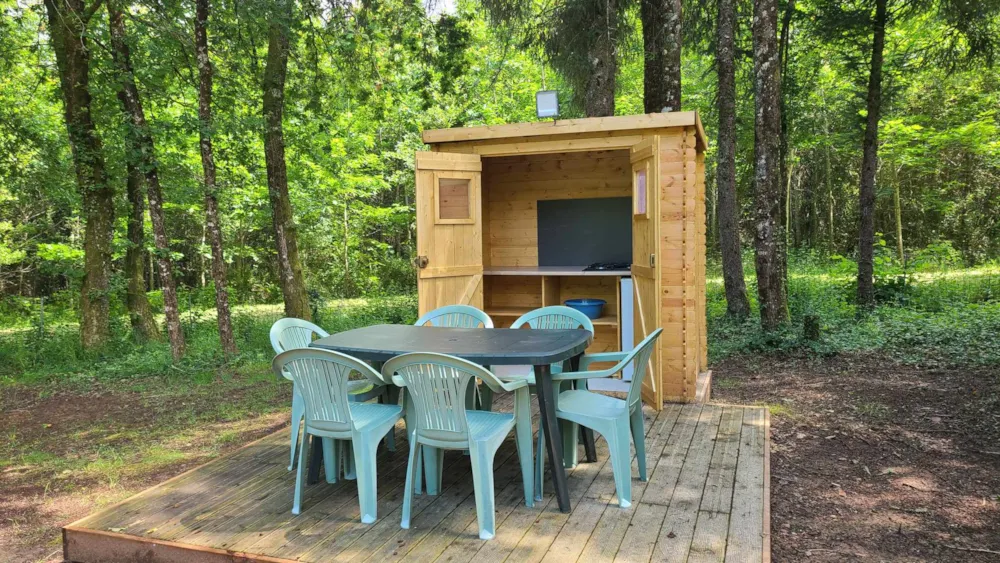 Emplacement - Forfait Pré-Équipé (1 Emplacement / 1 Espace Repas / 1 Voiture / Électricité 10A) - Camping Le Domaine du Bois Coquet