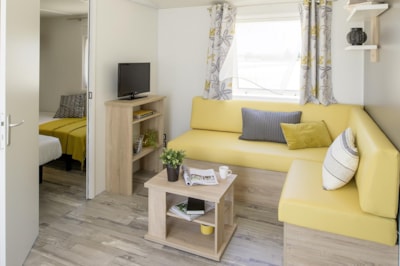 Premium 4-seater mobile home · 2 TV bedrooms · Semi-covered wooden terrace · 29m² — 2