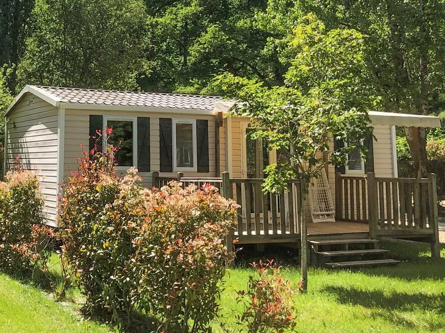 Mietunterkunft - Komfort-Mobilheim Für 6/8-Sitzer · 3 Tv-Schlafzimmer · Halbüberdachte Holzterrasse · 34 M² - Camping APV La Pélonie