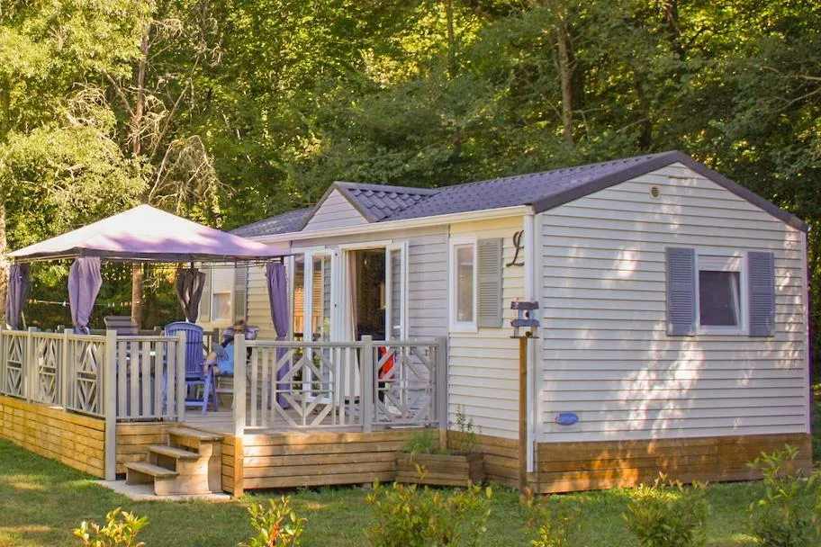 Mietunterkunft - Mobilheim 4/6 Premium · 2 Tv-Schlafzimmer · Halbüberdachte Holzterrasse · 32 M² - Camping APV La Pélonie