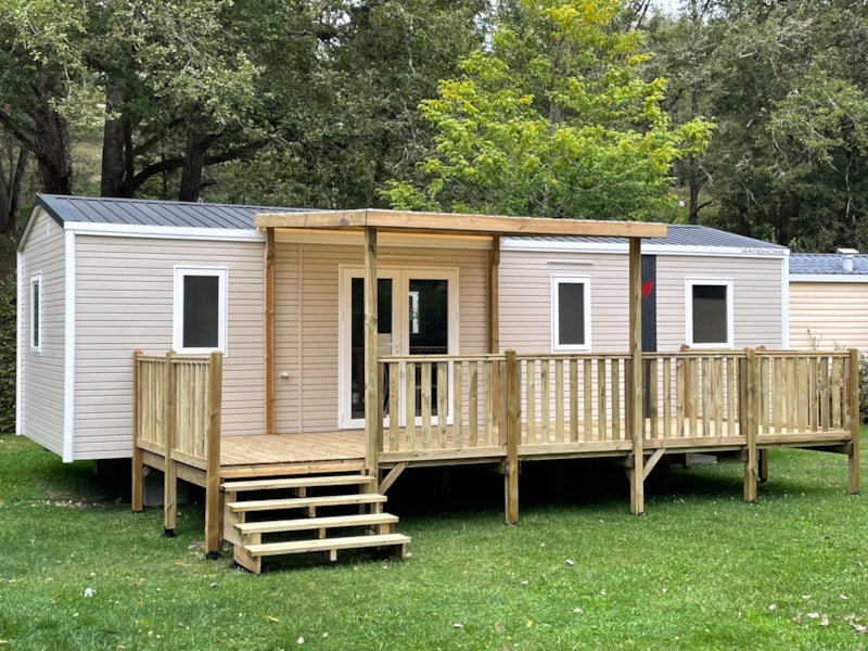 Premium 6-seater mobile home · 3 bedrooms, 2 shower-rooms, TV · Semi-covered wooden terrace · 37m²