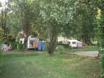 Stellplatz - Stellplatz + Fahrzeug - Camping Le Pontillou