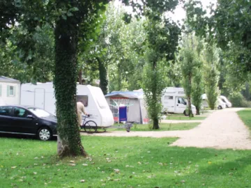 Emplacement - Forfait 2 Pers : Camping-Car - Fourgon - Caravane + Électricité - Camping Le Pontillou
