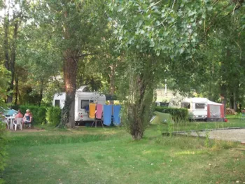Stellplatz - Pauschale Stellplatz + 1 Fahrzeug + Zelt - Camping Le Pontillou