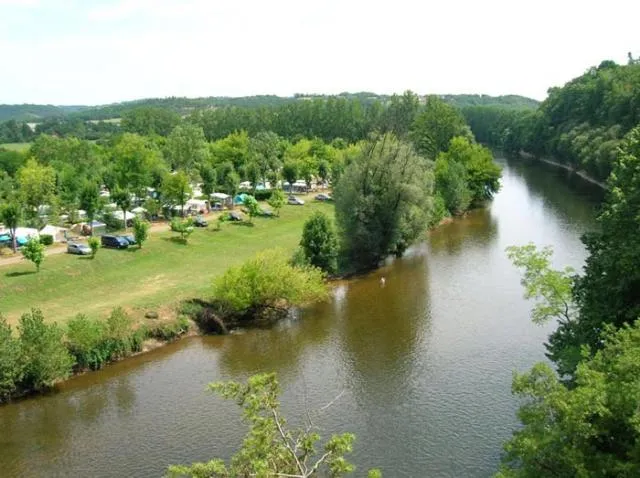 Grand Emplacement Avec Électricité Face À La Rivière + De 120 M² - Prise Européenne