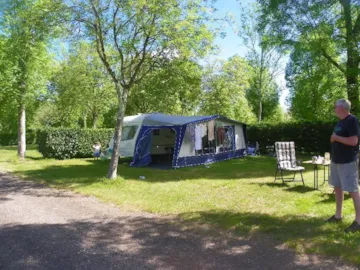 Pitch - Pitch With Electricity 80 To 100 M² - CAMPING LE ROCHER DE LA GRANELLE