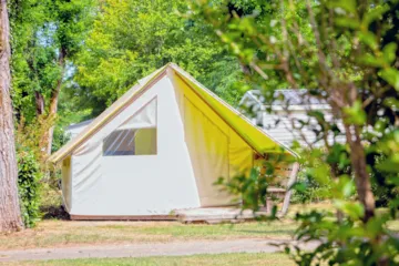 Location - Tente Junior 4P Structure Bois Avec Terrasse - CAMPING Paradis Le Rocher DE LA Granelle