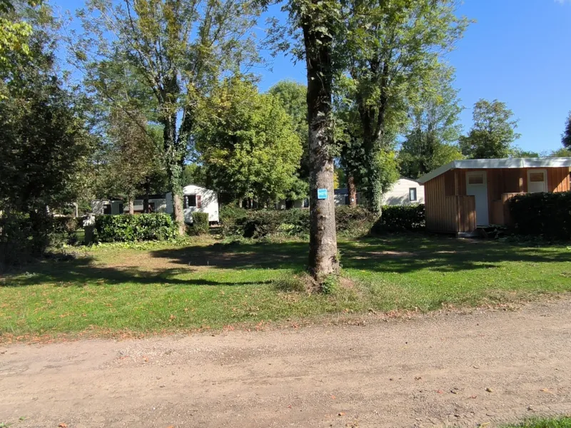 Emplacement Avec Sanitaires Privatifs Plus De 120M² Face À La Rivière