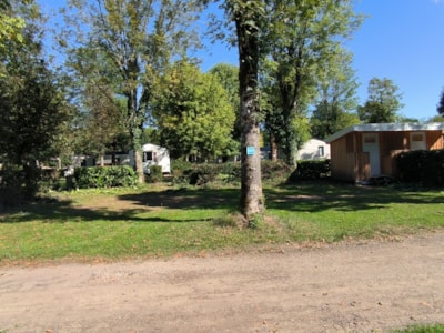 Pitch with private bathroom facilities, over 120m², facing the river — 3