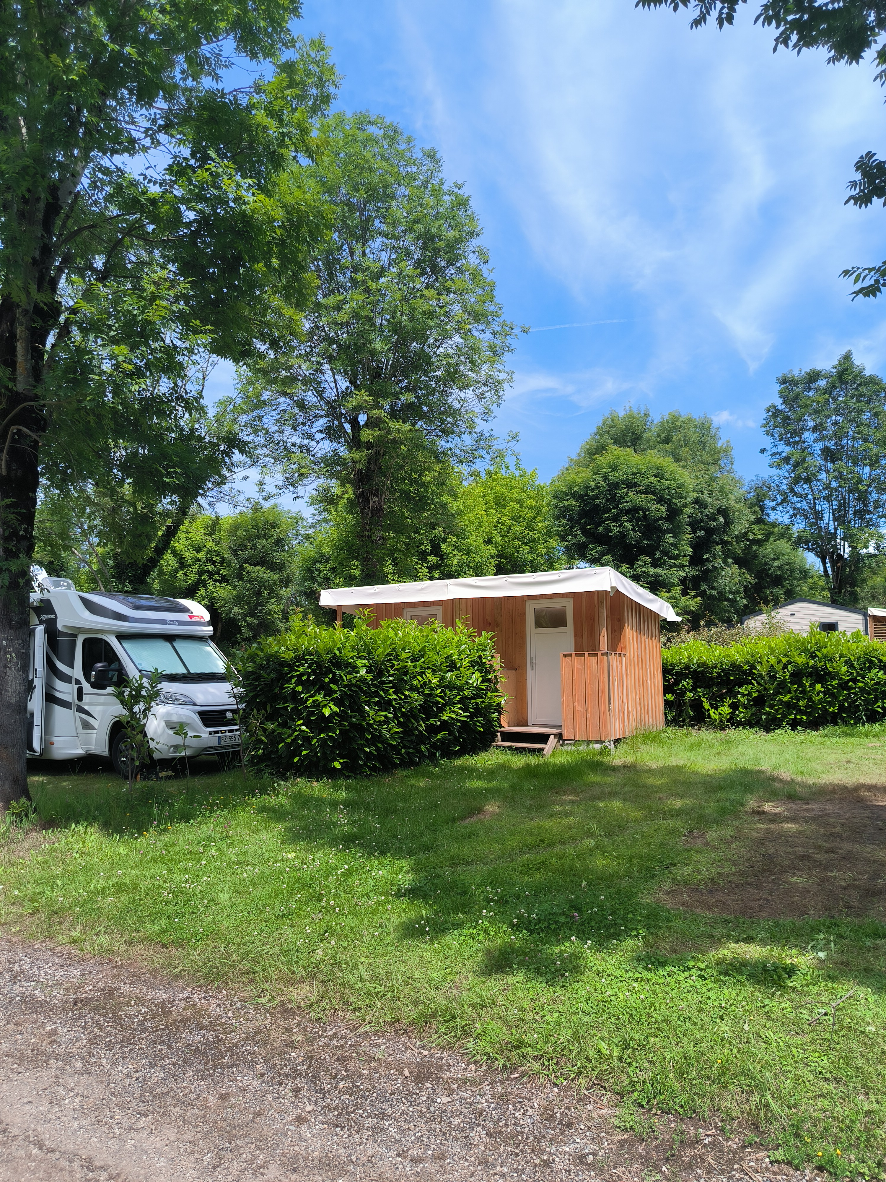 Kampeerplaats(en) - Large Pitch With Private Sanitary In Front Of The River - CAMPING Paradis Le Rocher DE LA Granelle