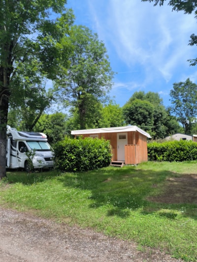 Pitch with private bathroom facilities, over 120m², facing the river — 1