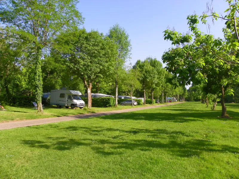 Emplacement Avec Sanitaires Privatifs Plus De 120M² Face À La Rivière