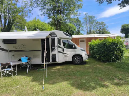 Emplacement - Emplacement Avec Sanitaires Privatifs Plus De 120M² Face À La Rivière - CAMPING Paradis Le Rocher De La Granelle