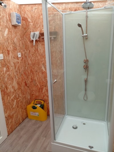 Pitch with private bathroom facilities, over 120m², facing the river