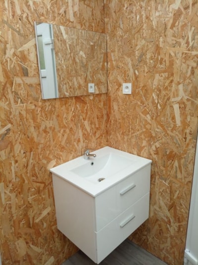 Pitch with private bathroom facilities, over 120m², facing the river