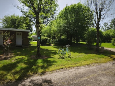 Pitch with private bathroom facilities, over 120m², facing the river