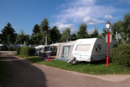 Kampeerplaats(en) - Pakket Standplaats Grand Confort Caravan Tent - Domaine Les Bans