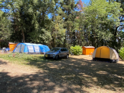 Stellplatz - Stellplatz Premium : Auto + Zelt Oder Wohnwagen + Strom - Camping Lestaubière