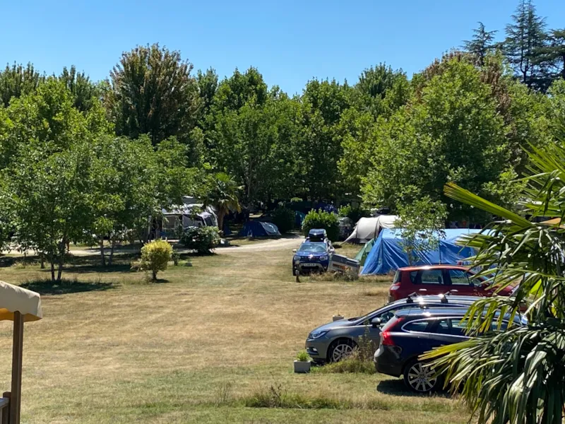Emplacement 6 Ampères : Voiture + Tente Ou Caravane .