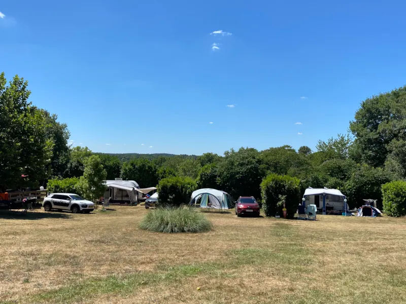Emplacement 6 Ampères : Voiture + Tente Ou Caravane .