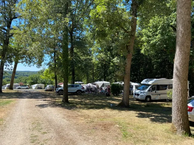 Emplacement 6 Ampères : Voiture + Tente Ou Caravane .