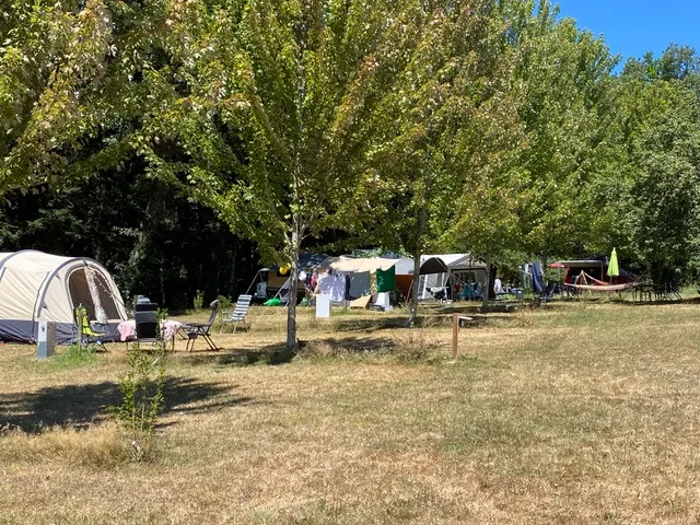 Emplacement 6 Ampères : Voiture + Tente Ou Caravane .