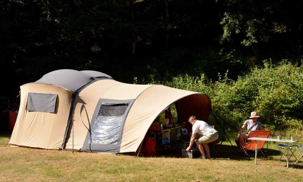 Pauschale Premium: Vorbereiteter Stellplatz + 1 Fahrzeug + Zelt Oder Wohnwagen + Strom