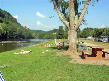 Stellplatz - Stellplatz Mit 1 Auto – Am Ufer Der Dordogne - CAMPING LE PONT DE VICQ 
