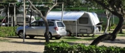 Stellplatz - Stellplatz Groß Confort 120M² (Fahrzeug + Zelt/Wohnwagen/Wohnmobil + Abwasser-/Fließwasseranschluss) - Camping Cabo de Gata