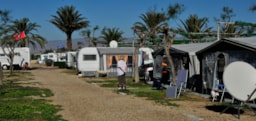 Parcela - Parcela Comfort 70 M² (Vehículo + Tienda/Caravana/Autocaravana + Toma De Agua Y Desagüe) - Camping Cabo de Gata