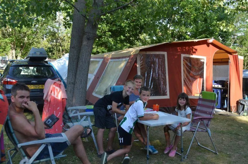 Emplacement Avec Voiture + Tente Ou Caravane Ou Camping-Car