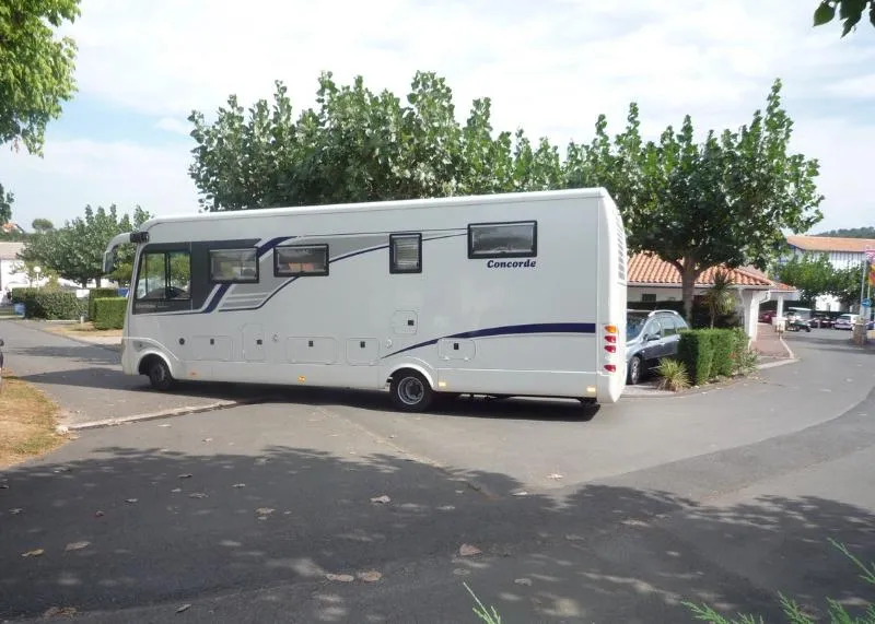 Emplacement Grand Confort Avec Électricité 10A + Branchement D'eau + Évacuation Des Eaux Usées