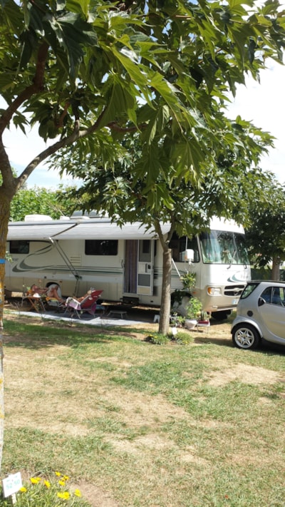 Pitch GRAND CONFORT with electricity 10A + Water point — 3