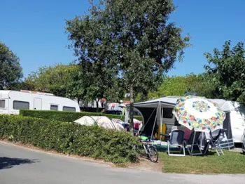 Stellplatz - Stellplatz Confort Strom 10A - Camping UR-ONEA