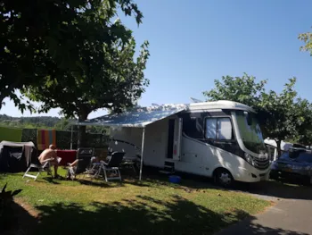 Stellplatz - Stellplatz Grand Confort - Strom 10A + Fließwasser- Und Abwasseranschluss - Camping UR-ONEA