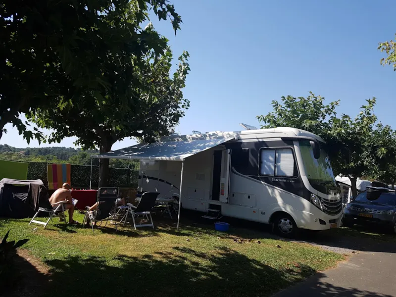 Emplacement Grand Confort Avec Électricité 10A + Branchement D'eau + Évacuation Des Eaux Usées