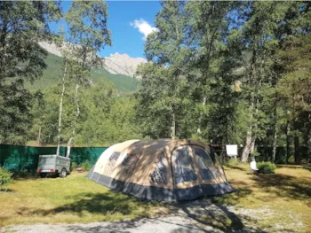 Stellplatz - Komfortstellplatz - Über 100 M² - Camping-Caravaneige l'Iscle de Prelles