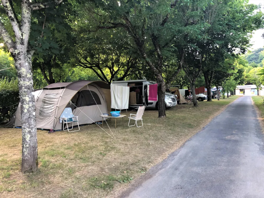Standplaats voor tent, caravan of camper inclusief 1 persoon en 1 auto